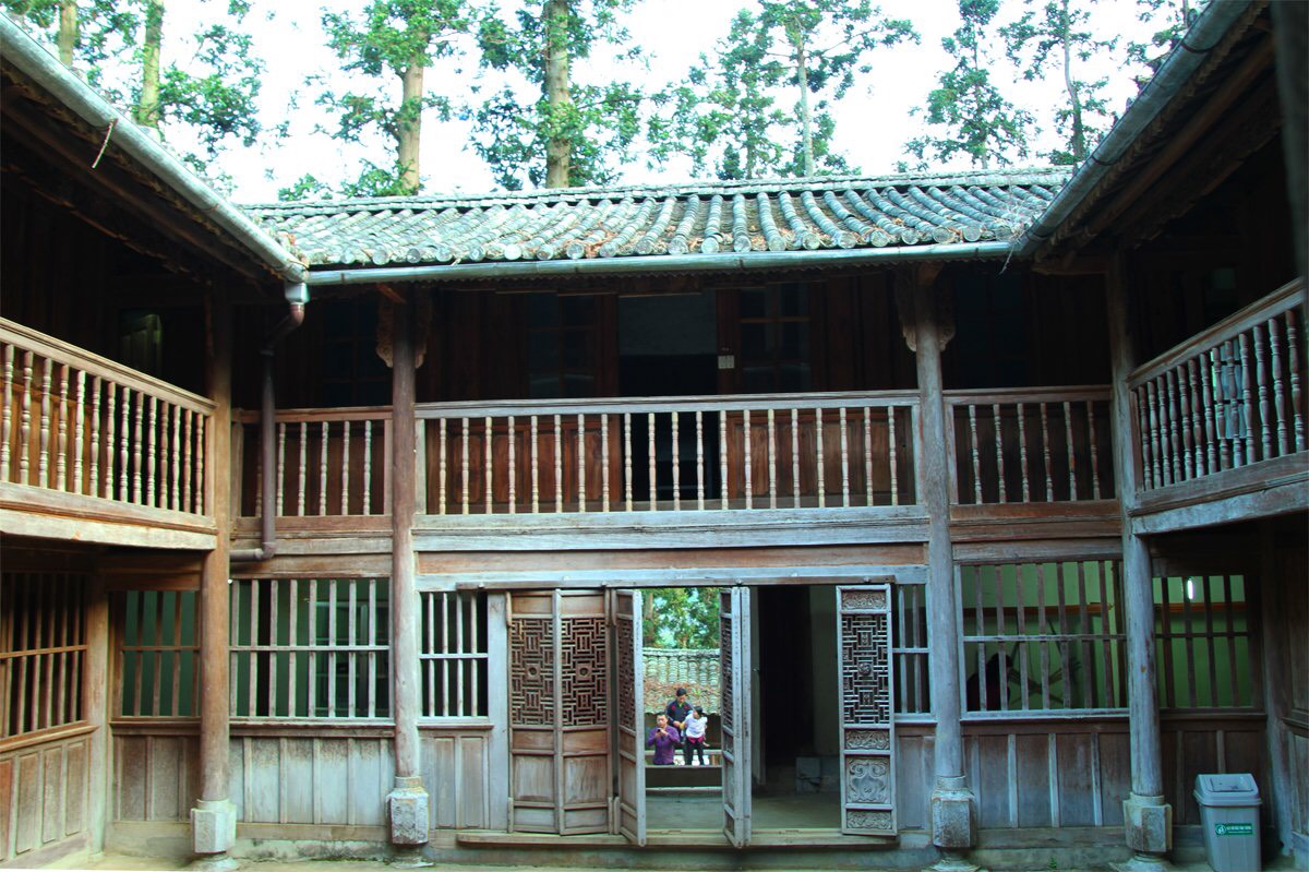 Visite du palais du roi Hmong à Dong Van