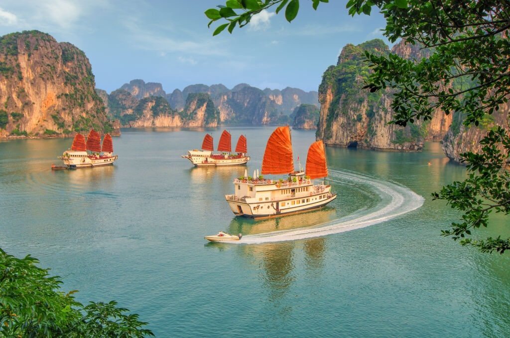 Croisière en visitant la baie d’Halong