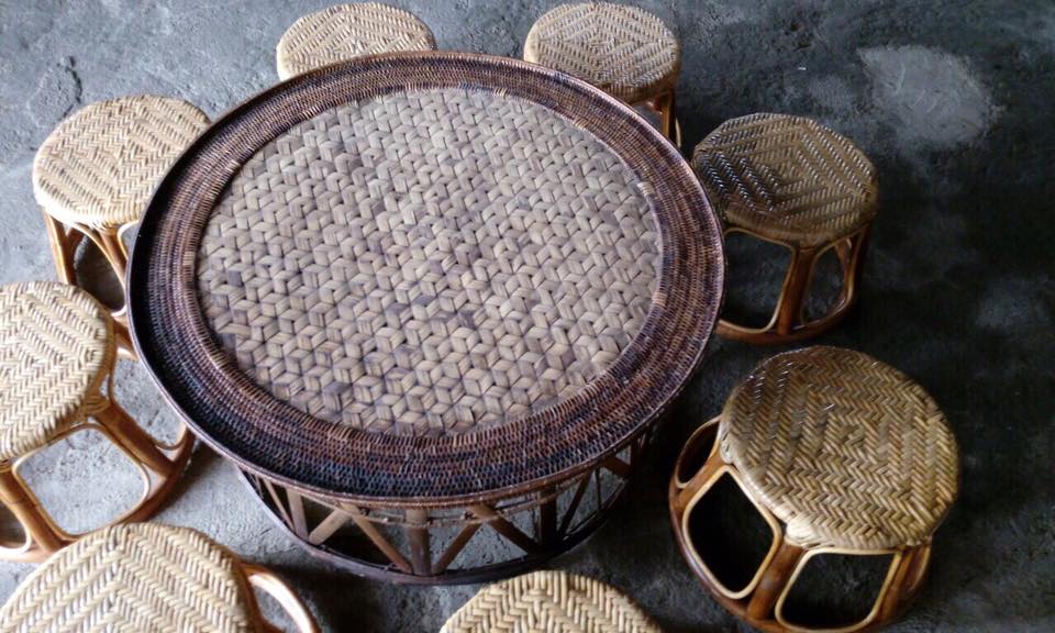 Les tabourets en rotin des Dao Dau Bang