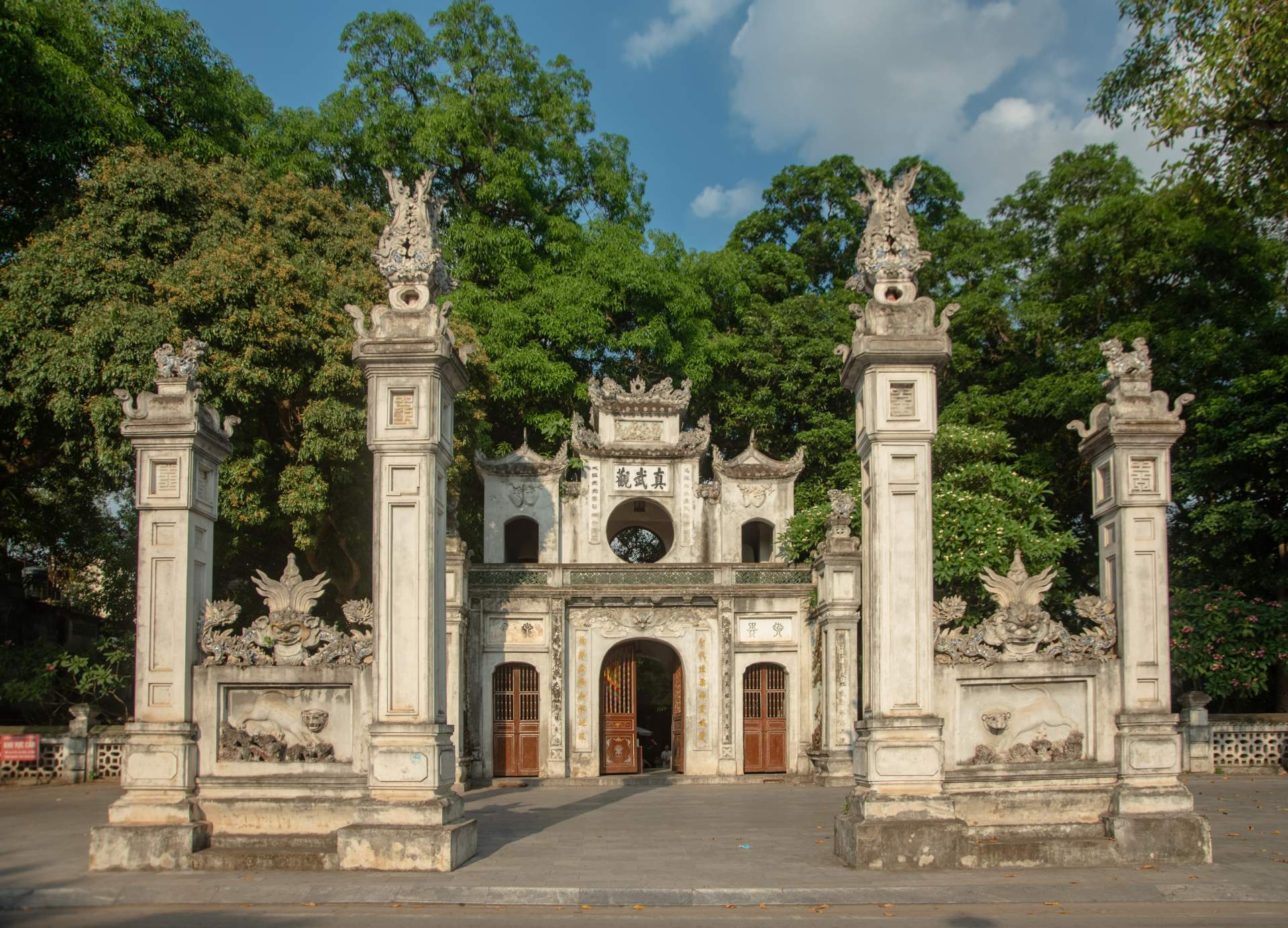 Le temple de Quan Thanh et son iconique statue de bronze